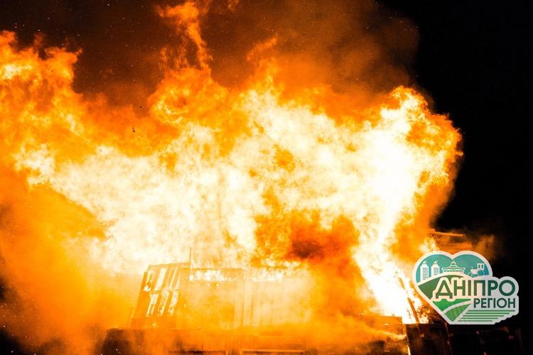 В Днепре на Пожарной ликвидировали пожар в частном доме У Дніпрі надзвичайники ліквідували возгоряння