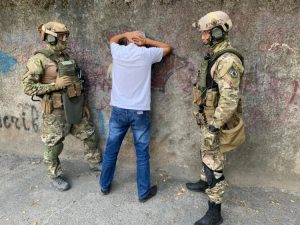 Под Днепром задержали банду, которая требовала у братьев-фермеров 4 млн гривен (фото задержания)