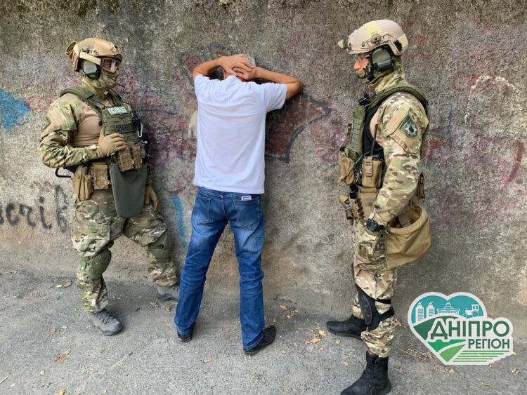 Новини Дніпра. На Дніпропетровщині затримали банду, яка вимагала у братів-фермерів 4 млн гривень(фото затримання)