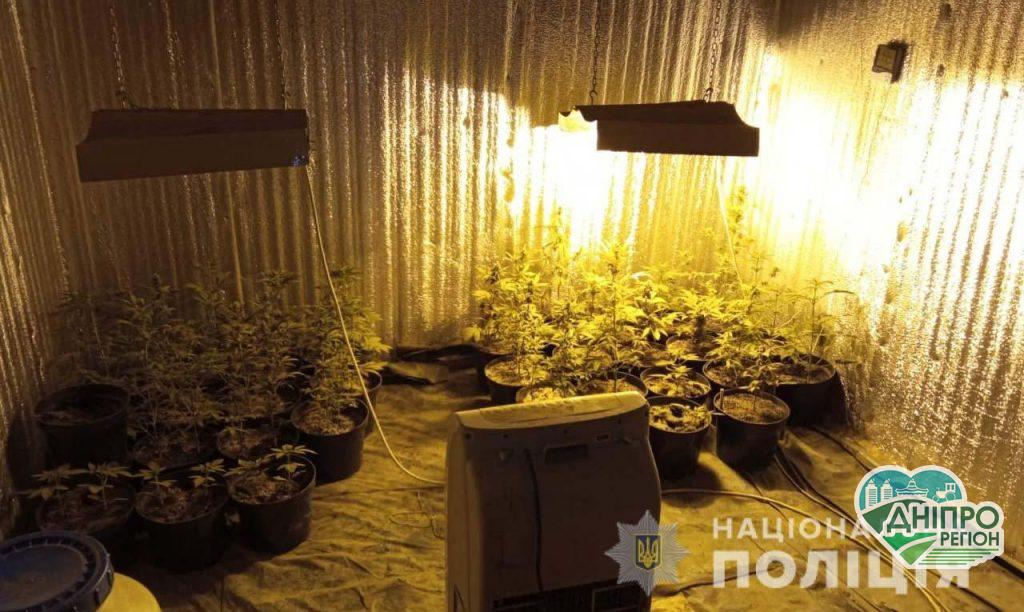 На Дніпропетровщині поліцейські затримали групу, яка збувала наркотичні речовини