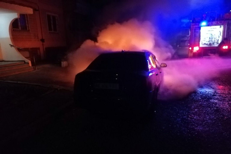 На Дніпропетровщині у місті Нікополь горіли автівки (фото)