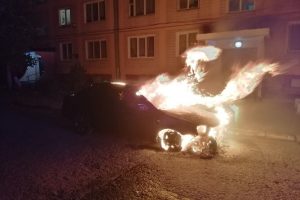 На Дніпропетровщині у місті Нікополь горіли автівки (фото)