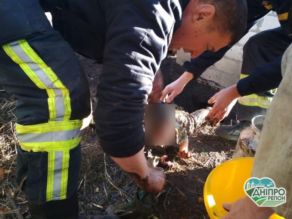 На Дніпропетровщині через батьківський недогляд малюк впав у вигрібну яму