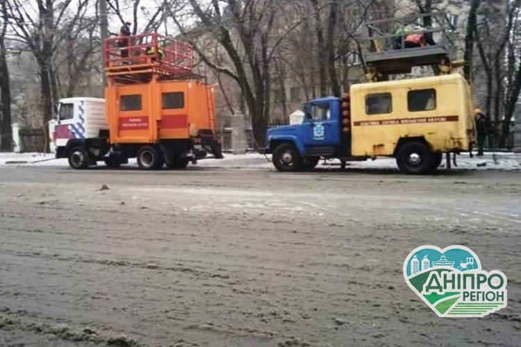 Дніпро накрило крижаним дощем: роботи триватимуть до повної ліквідації наслідків (фото) Новини Дніпра. Дніпро накрило крижаним дощем: роботи триватимуть до повної ліквідації наслідків