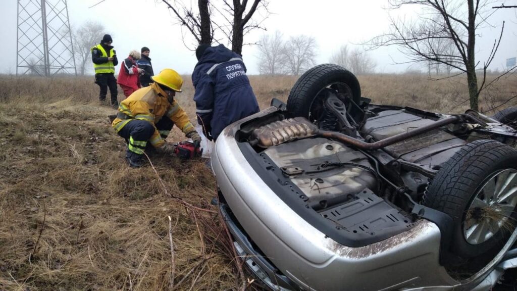 Новини Дніпропетровщини. У Криничанському районі рятувальники вилучили тіло водія з понівеченої автівки (ВІДЕО)