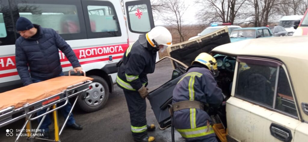 У Павлоградському районі Дніпропетровщині рятувальники деблокували водія з понівеченої автівки Новини Дніпра. У Павлоградському районі Дніпропетровщині рятувальники деблокували водія з понівеченої автівки
