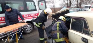 У Павлоградському районі Дніпропетровщині рятувальники деблокували водія з понівеченої автівки