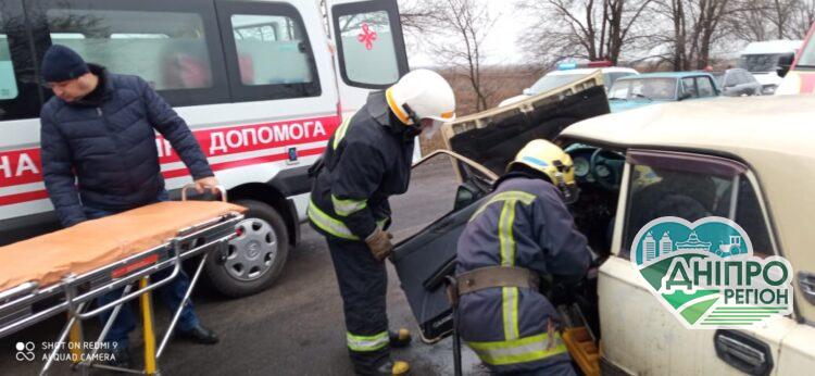 Новини Дніпра. У Павлоградському районі Дніпропетровщині рятувальники деблокували водія з понівеченої автівки