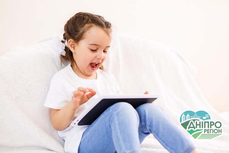 На час карантину дітям Дніпропетровщини, що мають ООП, дозволили брати гаджети додому Новини Дніпра. На час карантину дітям Дніпропетровщини, що мають ООП, дозволили брати гаджети додому