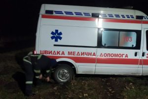 На Дніпропетровщині рятувальники витягли з вибоїни автомобіль швидкої допомоги (фото)