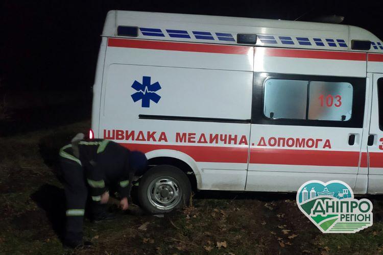 На Дніпропетровщині рятувальники витягли з вибоїни автомобіль швидкої допомоги (фото) Новини Дніпропетровщини. На Дніпропетровщині рятувальники витягли з вибоїни автомобіль швидкої допомоги