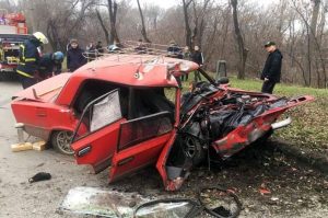У Кривому Розі сталася жахлива ДТП: жінку викинуло через лобове скло, а 2 чоловіків затисло в автомобілі