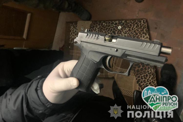 Вистрелив у сусіда і сховався: як у Дніпрі розпочався новий рік Новини Дніпра. Вистрелив у сусіда і сховався: як у Дніпрі розпочався новий рік