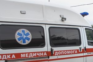 На Дніпропетровщині зі снігової пастки визволяли машину швидкої з породіллею