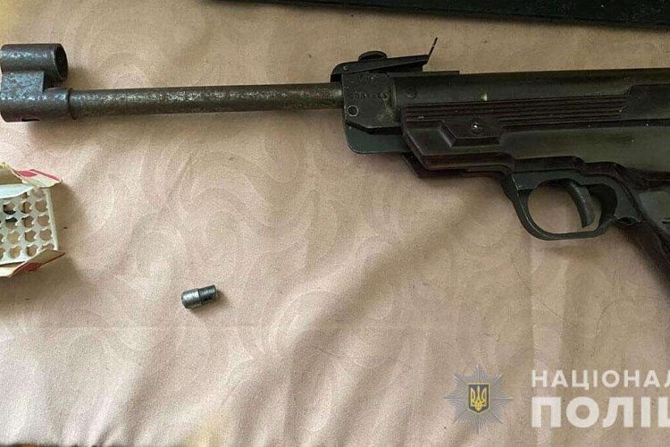 На Дніпропетровщині поліцейські під час обшуків вилучили наркотики та зброю