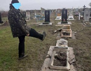 На Дніпропетровщині вандал зруйнував пам’ятники на кладовищі