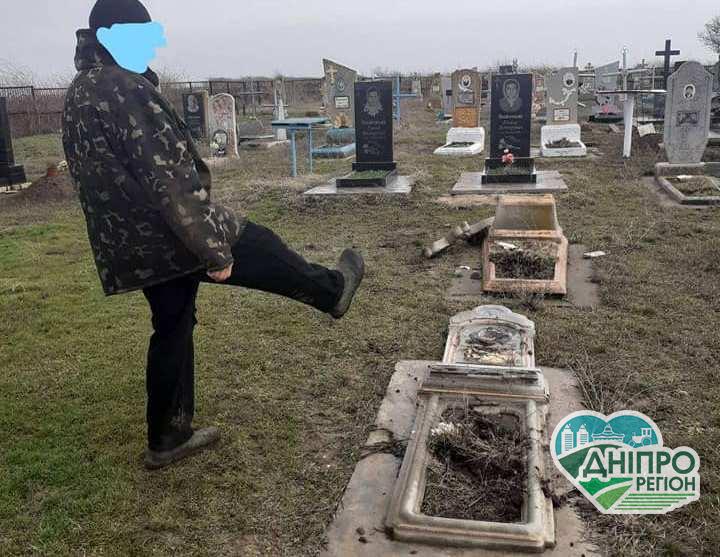 На Дніпропетровщині вандал зруйнував пам’ятники на кладовищі На Дніпропетровщині вандал зруйнував пам’ятники на кладовищі. Новини Дніпропетровщини.