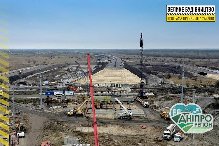 На Дніпропетровщині вперше за три десятиліття зводять нову трасу На Дніпропетровщині вперше за три десятиліття зводять нову трасу