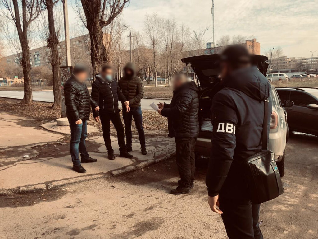 На Дніпропетровщині поліцейського викрили на хабарі у 5000 доларів