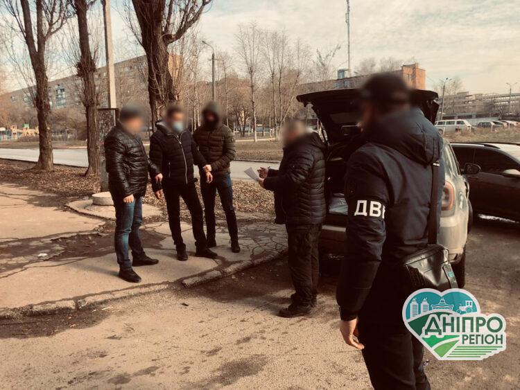 На Дніпропетровщині поліцейського викрили на хабарі у 5000 доларів