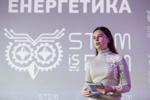 Школярка з міста Дніпра створила концепт робота-людини зі штучним інтелектом