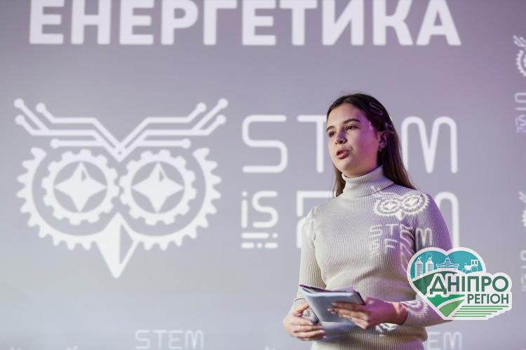 Школярка з міста Дніпра створила концепт робота-людини зі штучним інтелектом Школярка з міста Дніпра створила концепт робота-людини зі штучним інтелектом