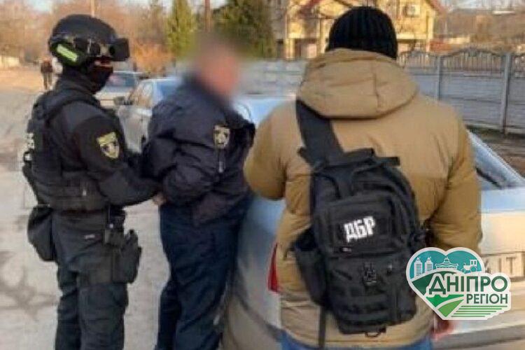 На Дніпропетровщині заступника начальника відділу поліції викрито на одержанні хабаря На Дніпропетровщині заступника начальника відділу поліції викрито на одержанні хабаря