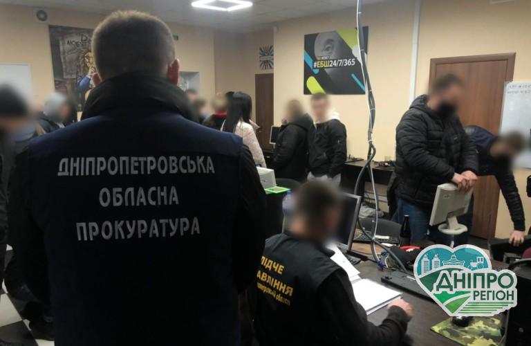На Дніпропетровщині викрили шахраїв, що крали гроші з банківських карток На Дніпропетровщині викрили шахраїв, що крали гроші з банківських карток
