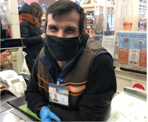 Знайомтесь, це Павло! У Дніпрі касир без обох ніг і руки полонив покупців своєю посмішкою