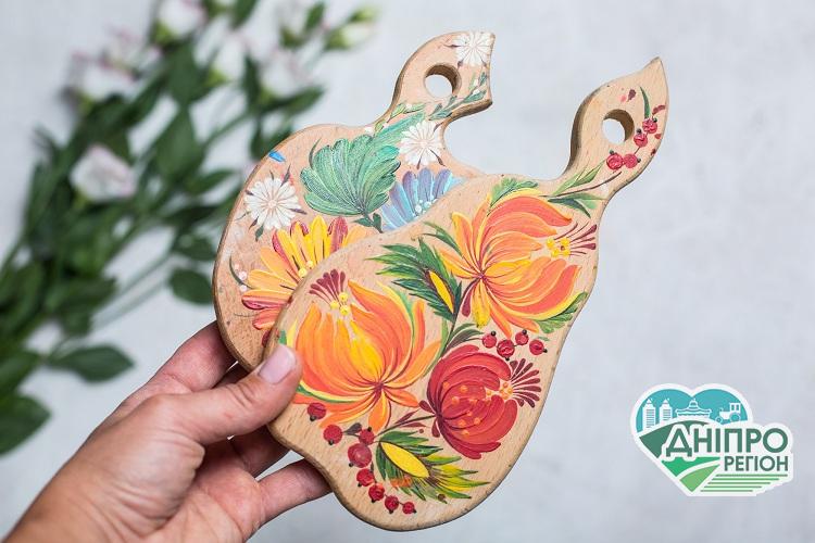 Понад 100 майстрів Дніпропетровщини створюють унікальні вироби з петриківським розписом Понад 100 майстрів Дніпропетровщини створюють унікальні вироби з петриківським розписом