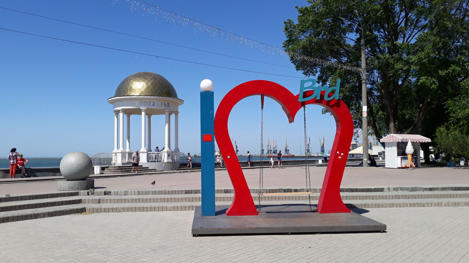 У Бердянську прибрали популярну фотозону I Brd У Бердянську прибрали популярну фотозону I ♥ Brd