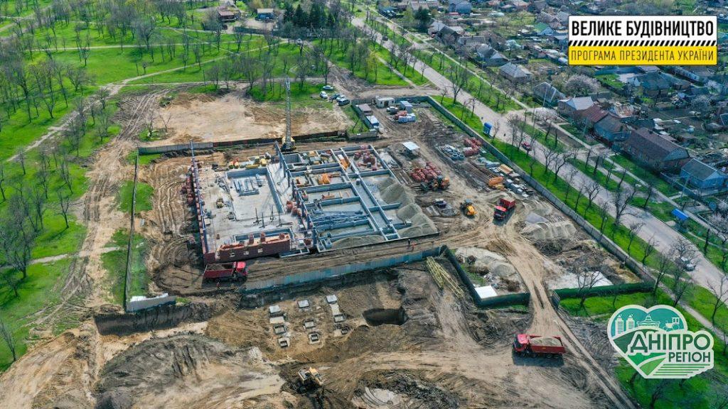 У Нікополі зводять стильний спорткомплекс, всередині буде 2 басейни (Фото)