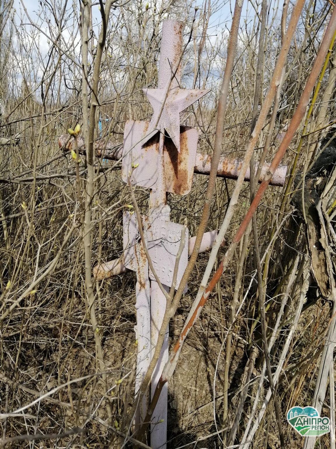 На Дніпропетровщині знайшли загадкове кладовище: потрібна допомога (ФОТО)