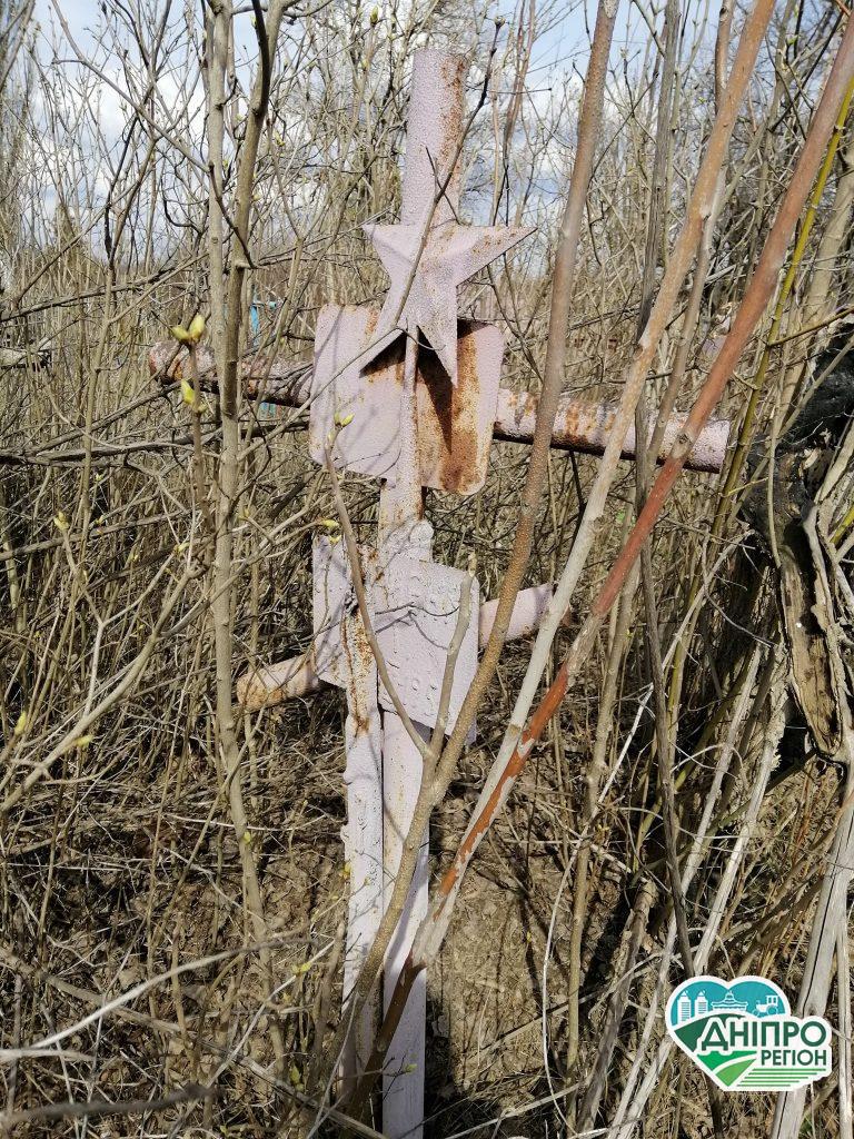 На Дніпропетровщині знайшли загадкове кладовище: потрібна допомога (ФОТО)