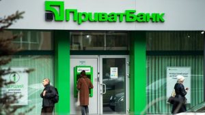 ПриватБанк без попередження блокує карти клієнтів і знімає гроші: подробиці