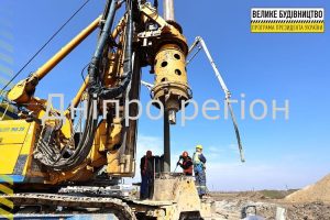 Дворівнева розв’язка та кілометри нової дороги: на Дніпропетровщині зводять об’їзну