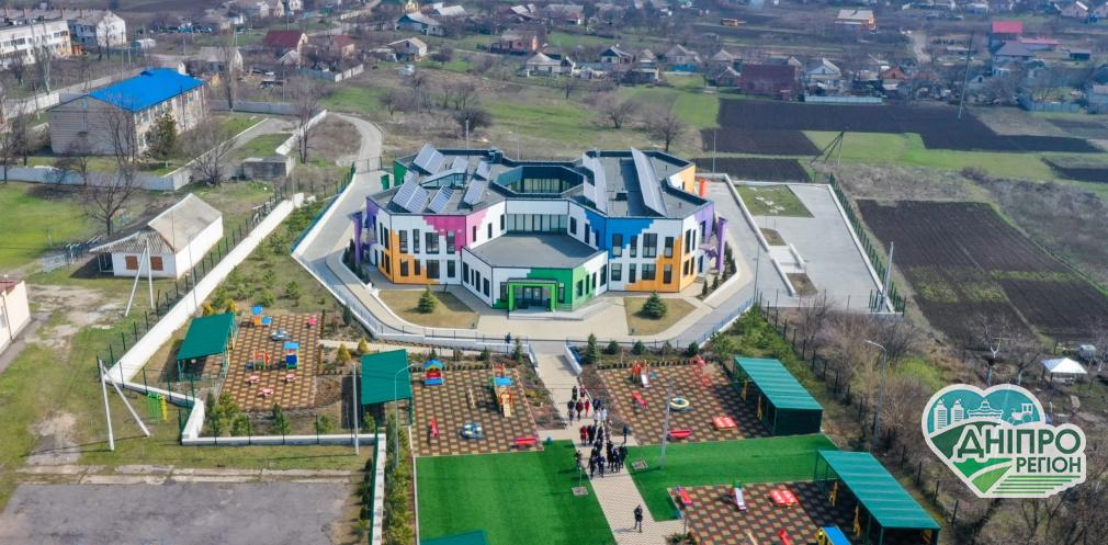 На Дніпропетровщині збудували “з нуля” дитсадок у формі бджолиних стільників (ФОТО)