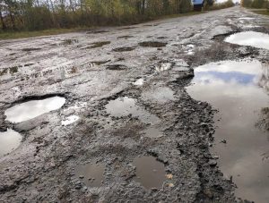 На Дніпропетровщині приміські автобуси обмежують рух через погані дороги