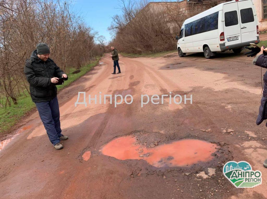 Іржавий дощ і дорога залита морковним соком: на Дніпропетровщині побачили дивне явище (Фото)