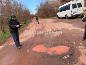 Іржавий дощ і дорога залита морковним соком: на Дніпропетровщині побачили дивне явище (Фото)