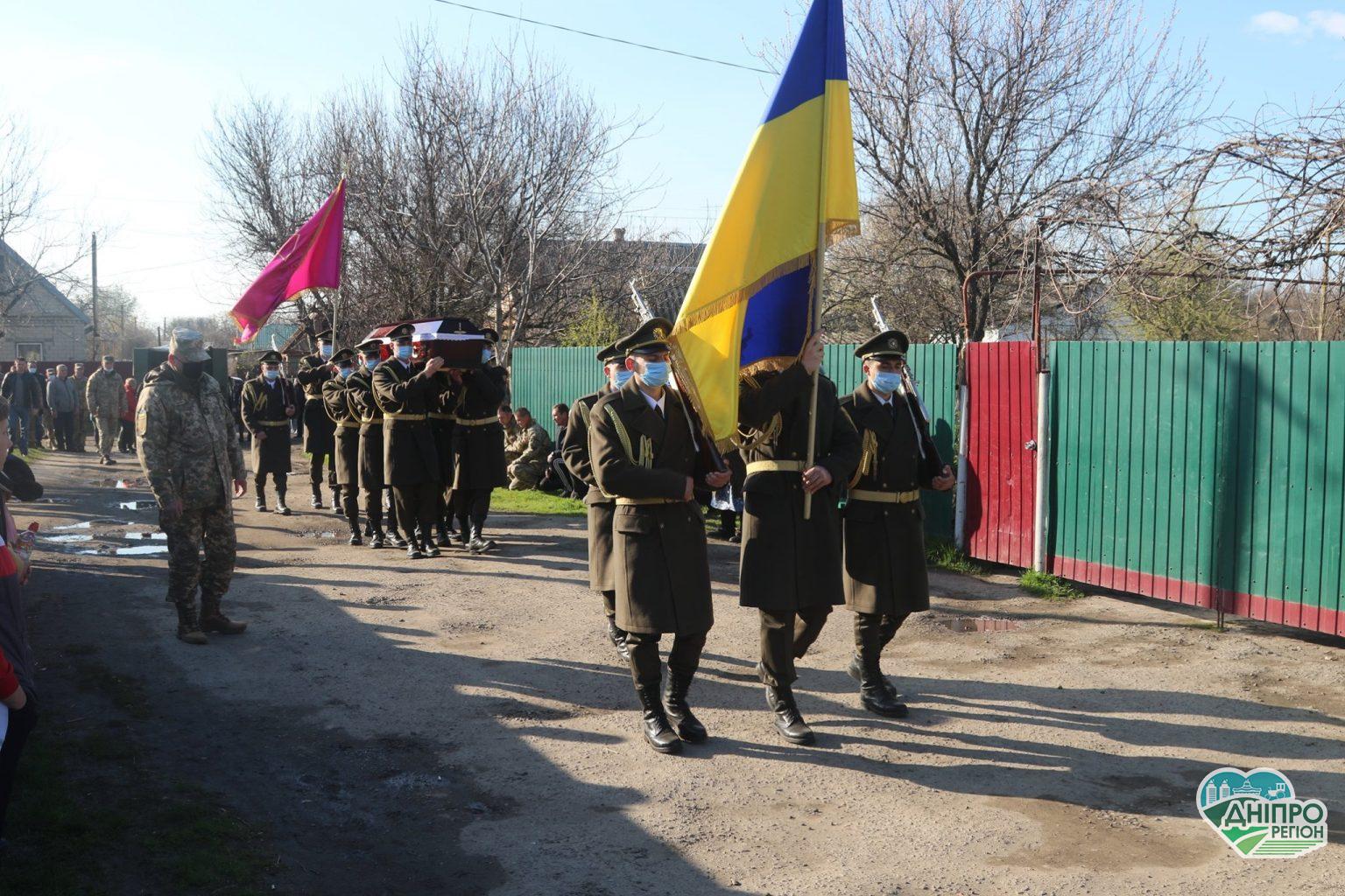 Стоячі на колінах на Дніпропетровщині попрощалися з загиблим солдатом Іваном Ковальовським