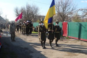 Стоячі на колінах на Дніпропетровщині попрощалися з загиблим солдатом Іваном Ковальовським