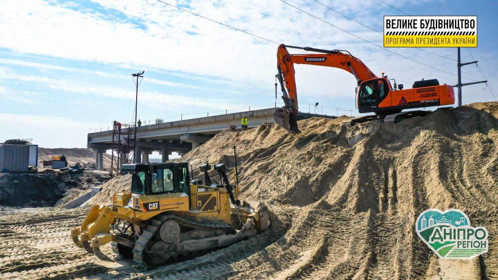 Працюють цілодобово: вперше за 30 років на Дніпропетровщині будують трасу Дніпро-Решетилівка (Фото/Відео)