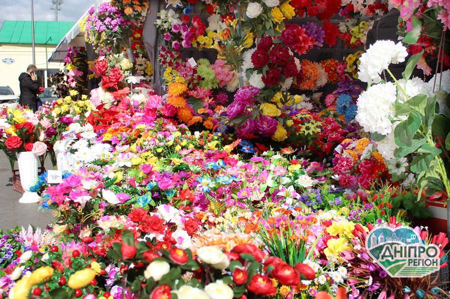 Подумайте про живих! На Дніпропетровщині забороняють штучні квіти та вінки на кладовищі
