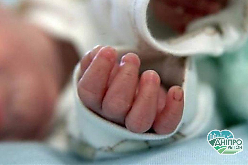 Дівчинці ледь виповнився місяць: на Дніпропетровщині немовля задихнулось під маминим теплом