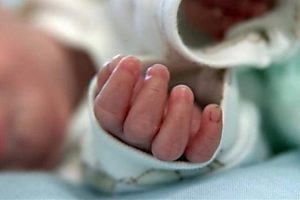Дівчинці ледь виповнився місяць: на Дніпропетровщині немовля задихнулось під маминим теплом