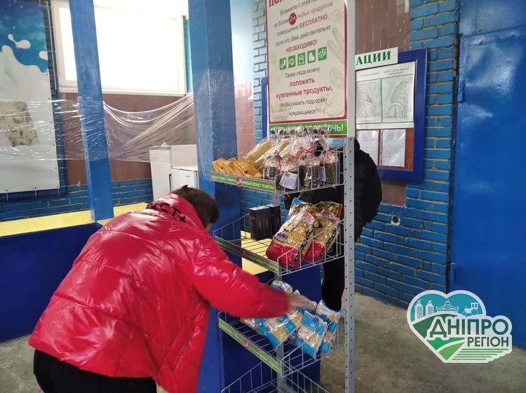 У Дніпрі на ринку з’явилася «полка добра»: можна взяти безкоштовно не лише продукти (ФОТО)