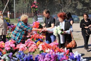 На  Дніпропетровщині заборонили вінки та штучні квіти на поминальні дні