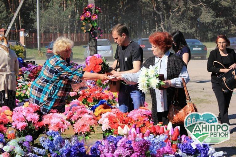 На Дніпропетровщині заборонили вінки та штучні квіти на поминальні дні