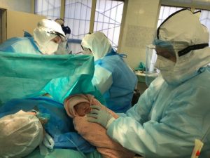 Лікувалась народними засобами до останнього: у Дніпрі рятують породіллю з малям